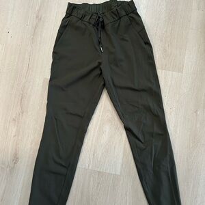 Lululemon On the Fly 7/8 Joggers - Olive